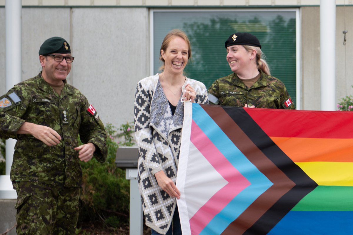 3CdnDiv3DivCA's tweet photo. L’Organisation consultative de la fierté de l’Équipe de la Défense de la région, ainsi que l’équipe de commandement de la BS 3 Div CA Edmonton et les membres de la #3DivCA ont hissé le drapeau de la fierté au début du mois! https://t.co/Ga3sdhDUg6