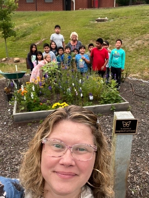 BeverlyAtsma's tweet photo. OGES K-1 and 2-3 Literacy Camp groups adventure out before the rain! @OGESeagles @CherokeeSchools https://t.co/hJDEMzw2fa