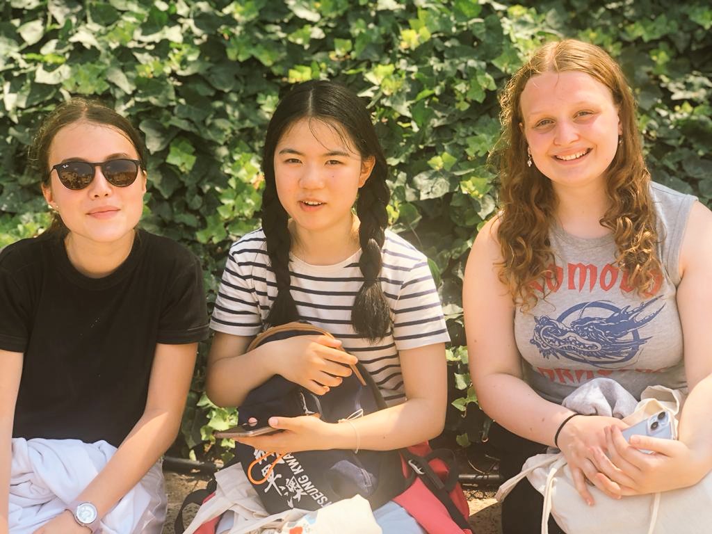 EWHS_MFL's tweet photo. Our pupils have really hit it off with the pupils from our partner school! They chatted all day yesterday and today are constantly practising their French! Incredibly proud of the efforts our pupils are making to build friendships and get involved! 🫂🧑‍🤝‍🧑👥👫🤝👭 @EastwoodHighERC https://t.co/1LJWG10jbV