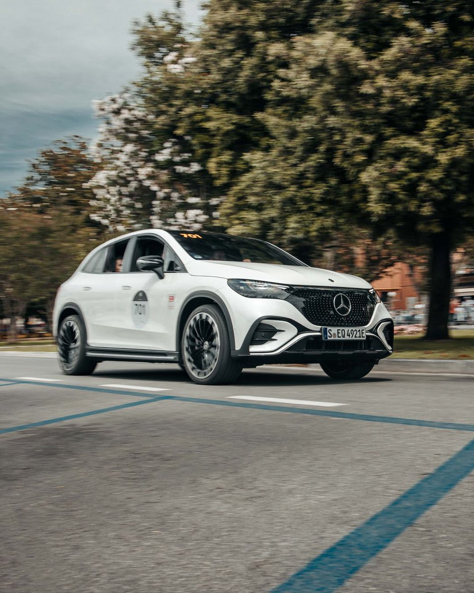 While the iconic exterior of the #300SL leaves the audience speechless, the #VISIONEQXX features some of the most innovative software features of our time. Which car would you choose for a road trip through Italy? #MercedesBenz #MilleMiglia