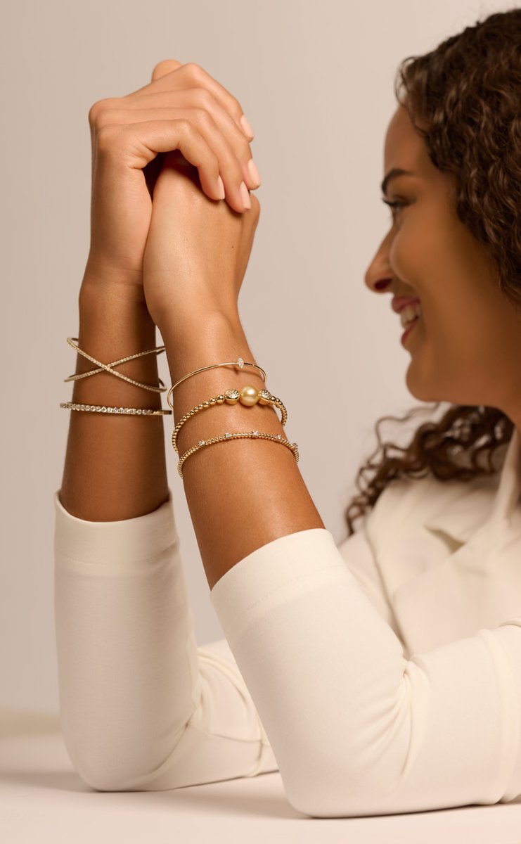 It’s summer! No heavy outerwear, gloves, or hats hiding the jewelry. It’s time to show all your precious belongings in all their glory! Layered bracelets, double earrings, stackable rings, and multiple necklaces - show them all! 
#midwestluxury #summerjewelry