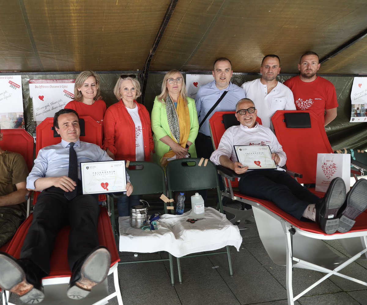 Together with PM @albinkurti , we donated blood on #WorldBloodDonationDay. 🩸 #DonateBlood #SaveLives 🤝 ❤️