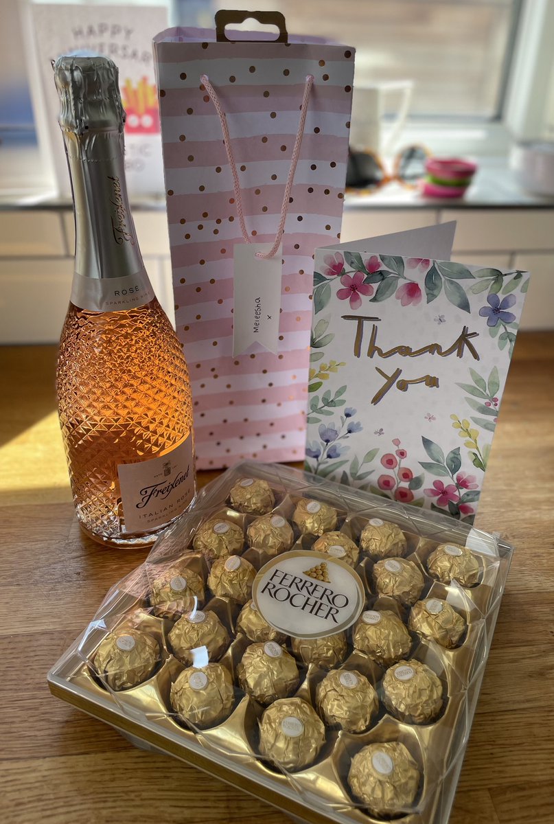 meleeshamj's tweet photo. Love my job 👩‍⚕️ A lovely surprise from year 13 pupils #cwmtafschoolnursing #cynffigcomp @Cynffigofficial 
@CwmTafMorgannwg 
@WeSchoolNurses https://t.co/3wZkzMiggc