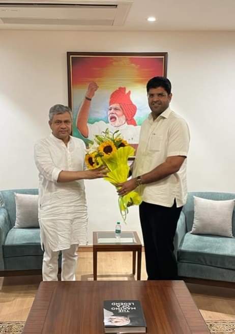 माननीय रेल मंत्री श्री अश्विनी वैष्णव जी से मुलाक़ात कर हिसार एयरपोर्ट की दिल्ली एयरपोर्ट से कनेक्टिविटी के लिए महत्वपूर्ण फरुखनगर-झज्जर रेलवे लाइन को जल्द बनाने के साथ साथ जींद रेलवे बायपास, बहादुरगढ़ एलिवेटेड रेल लाइन और उकलाना नरवाना रेल कनेक्टिविटी संबधी मांग रखी। माननीय रेल