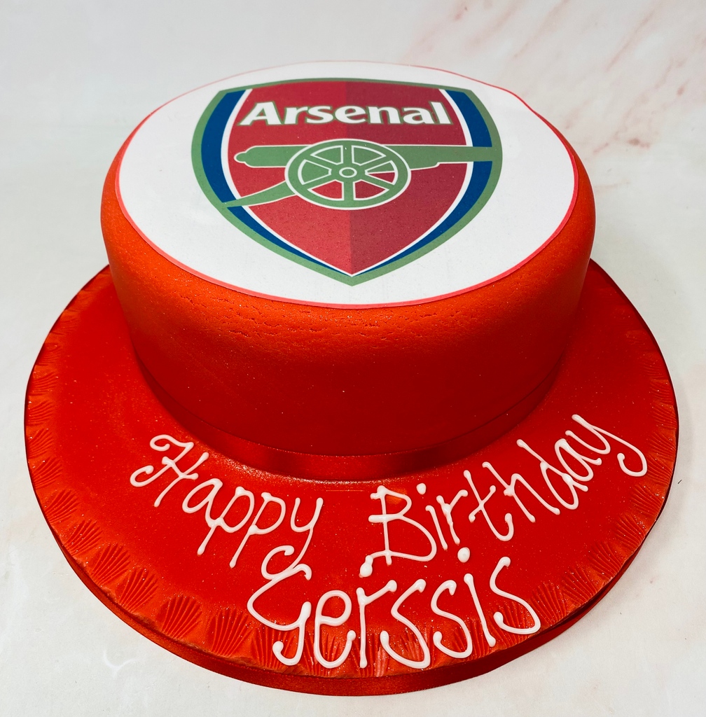 Happy Birthday Gersis! ⚽ Celebrating with a bespoke 8" Chocolate #ArsenalCake. 🍰Order your bespoke cake on my website, link in bio.  ⁠I bake and decorate from my kitchen in #ClaphamJunction, I love designing #BespokeCakes for your special event!⁠
