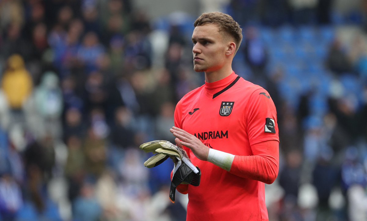 FabrizioRomano's tweet photo. Understand Brighton are advancing to the final stages of deal to sign talented goalkeeper Bart Verbruggen. 🚨🔵🇧🇪 #BHAFC
Burnley, trying until the end as they want him as priority target but Brighton now closer. Man Utd called to be informed on conditions but no bid. https://t.co/ydErhuf98S