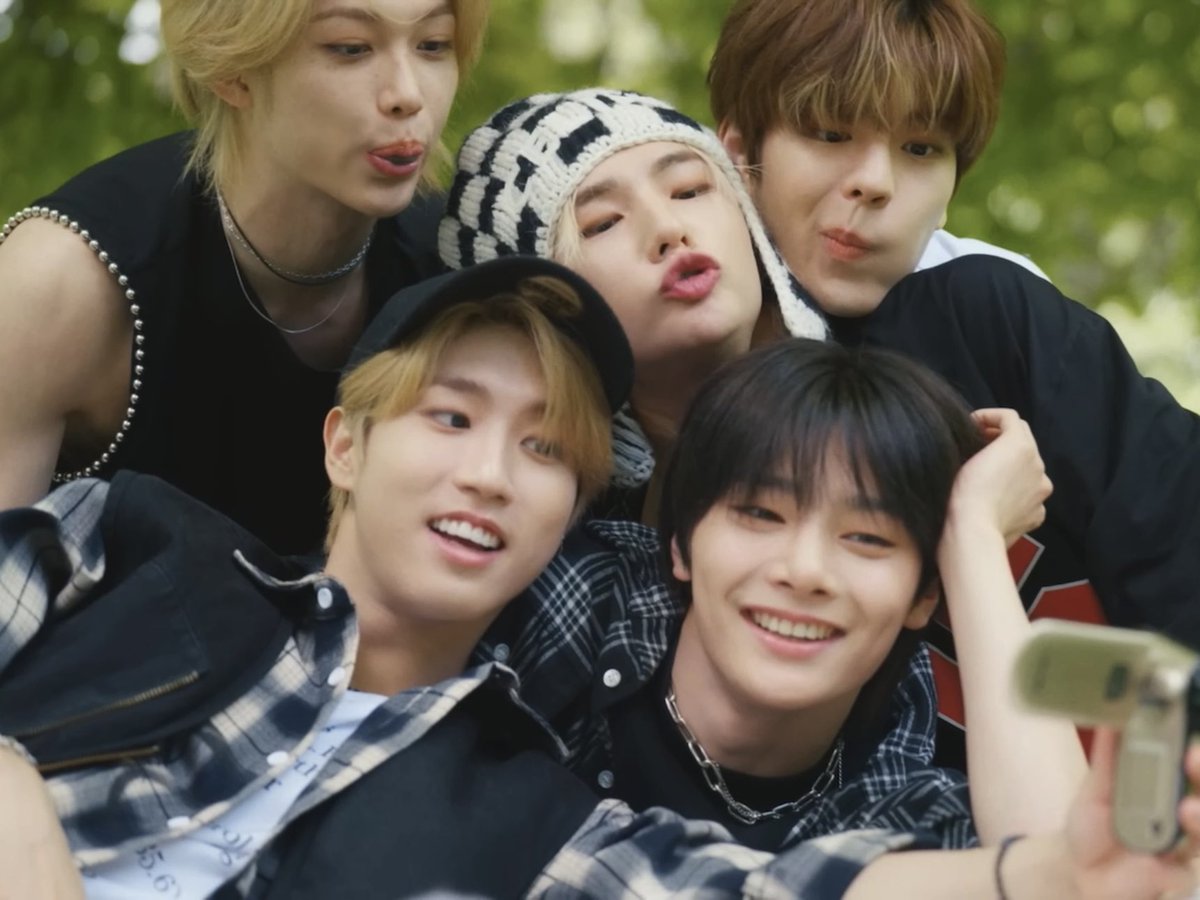 starfess's tweet image. -star
Maknae from stray kids y'all !!! 
behind the scene                    ini hasil nya