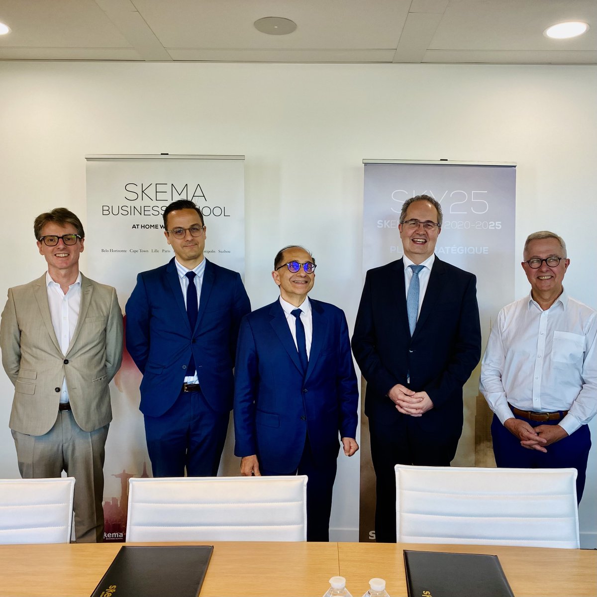 [ACTUALITÉ] Notre vice-président exécutif <a href="/PatriceHoudayer/">Patrice Houdayer</a> a signé aujourd'hui un accord de coopération avec <a href="/AsiaCentreParis/">Asia Centre</a>, en présence de Jean-François Di Meglio et André de Bussy, respectivement président et vice-président du think tank. #WeAreSKEMA