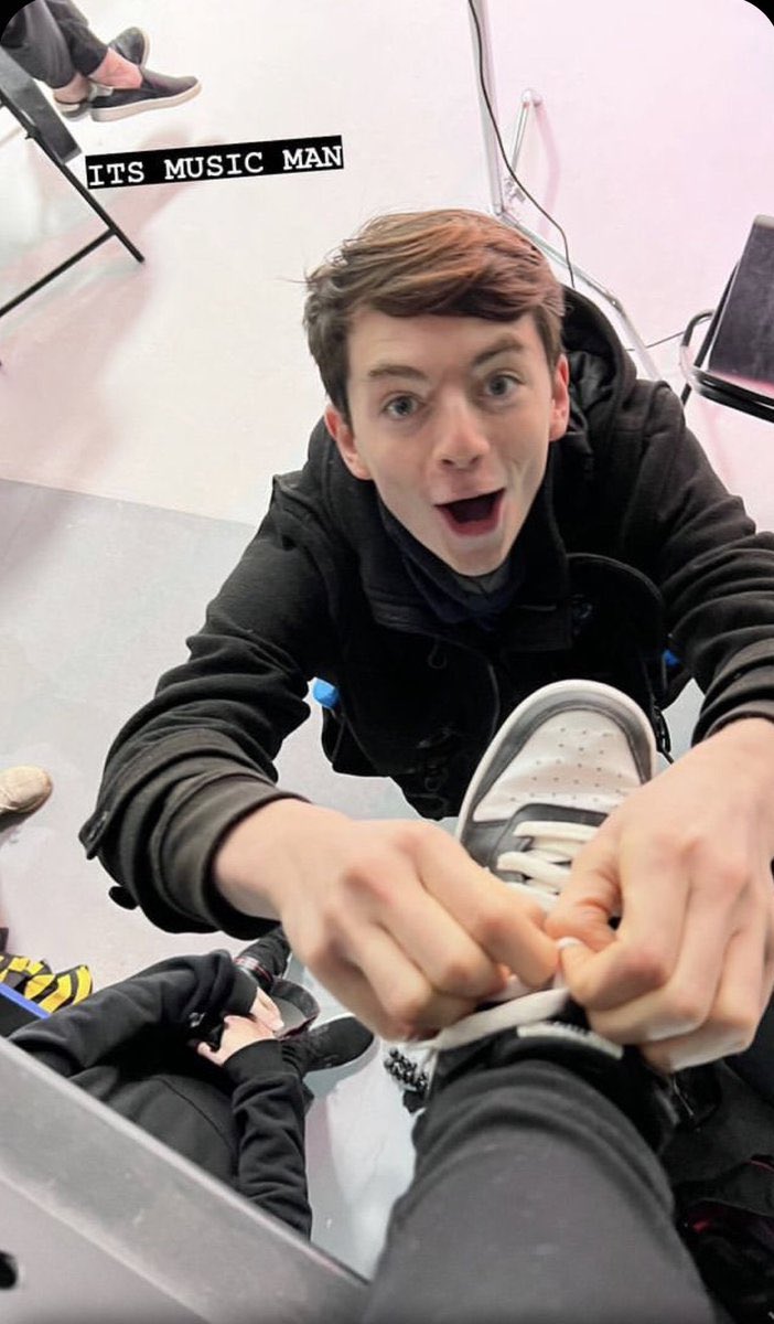 badlinuholding's tweet image. freddie, birthday boy, badlinu holding a shoe in excitement