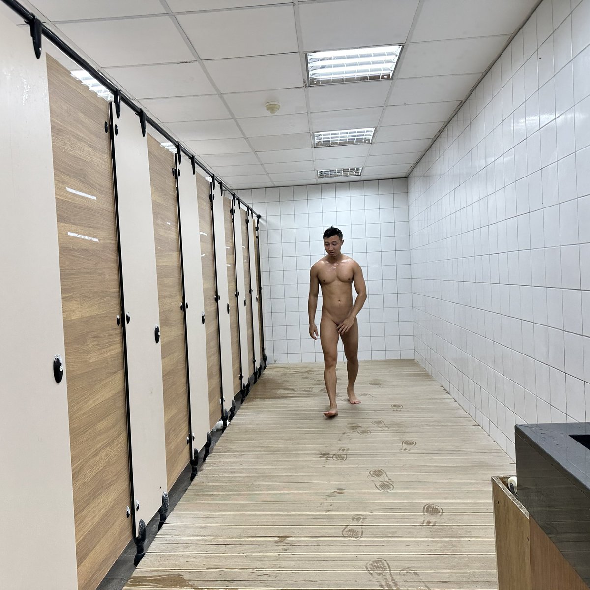 當兵時有被班長叫出來洗手台洗澡嗎？
#愛聊天就出來洗 #洗給大家看