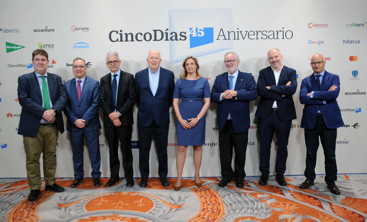 Nos hemos juntado siete exdirectores de <a href="/CincoDiascom/">CincoDiascom</a> (todos hombres, sí, así ha sido el mundo empresarial y mediático durante demasiado tiempo) invitados por la actual, <a href="/amanda_mars/">Amanda Mars</a>, por los 45 años del diario. En este vídeo, desde 4:15:30 👉youtube.com/watch?v=C12Ppk…