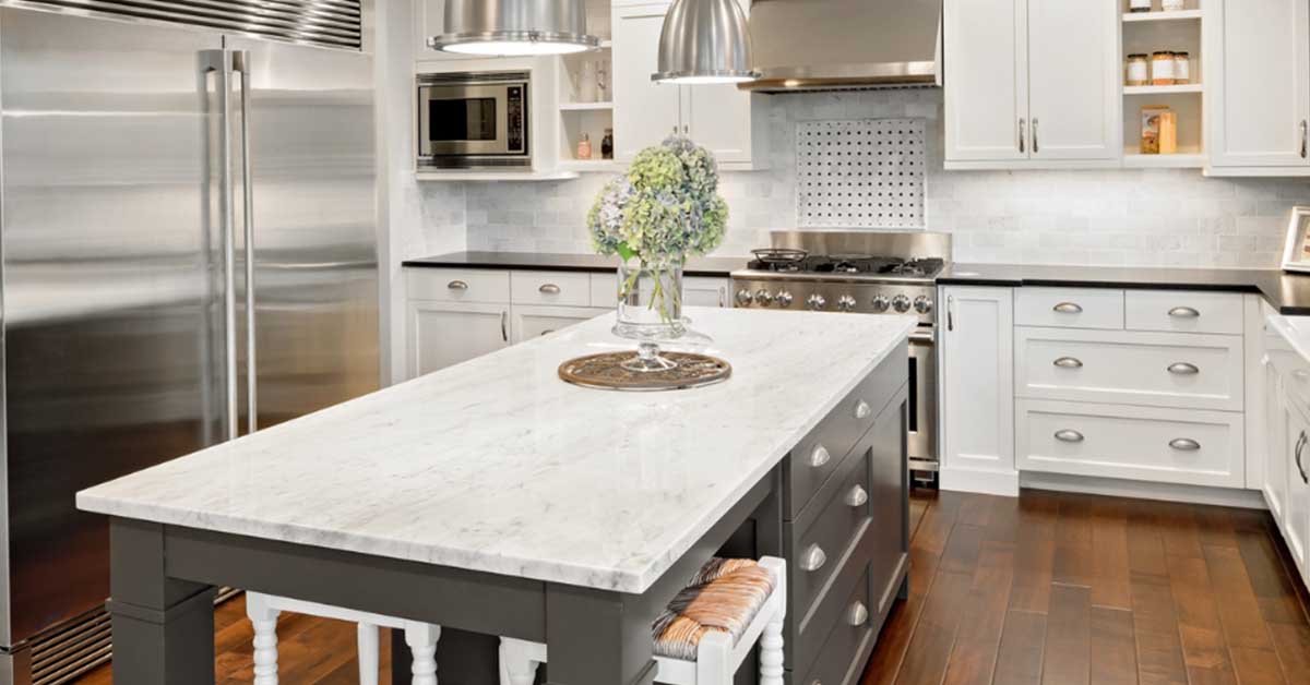 If you love simple color palettes, timeless traditional elements, and a relaxed design that minimizes visual distractions, chances are you'll love a #transitionalkitchen. (We know we do!) Let's make your #dreamkitchen a reality soon! 
bit.ly/3OwF03T