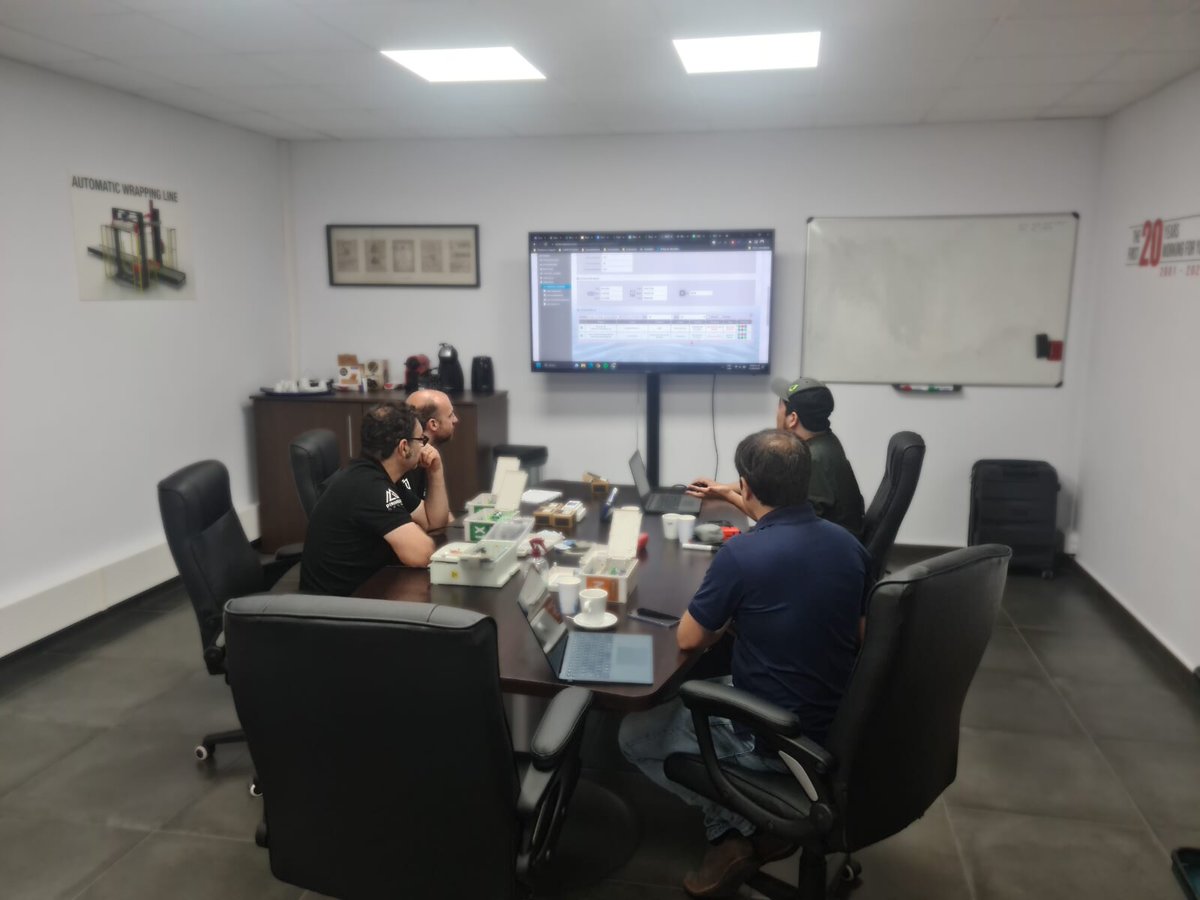 WiseconnEurope's tweet photo. Dopo il bellissimo lavoro in #Francia, il training continua con @Arvipo Agro Smart Robotics, nuovo dealer di #WiseConnEurope in #Spagna. Fabian Arancibia, responsabile della formazione di #WiseConn, ha spiegato il funzionamento del nostro sistema brevettato #DropControl💧📱 https://t.co/4eZMVT3LB6