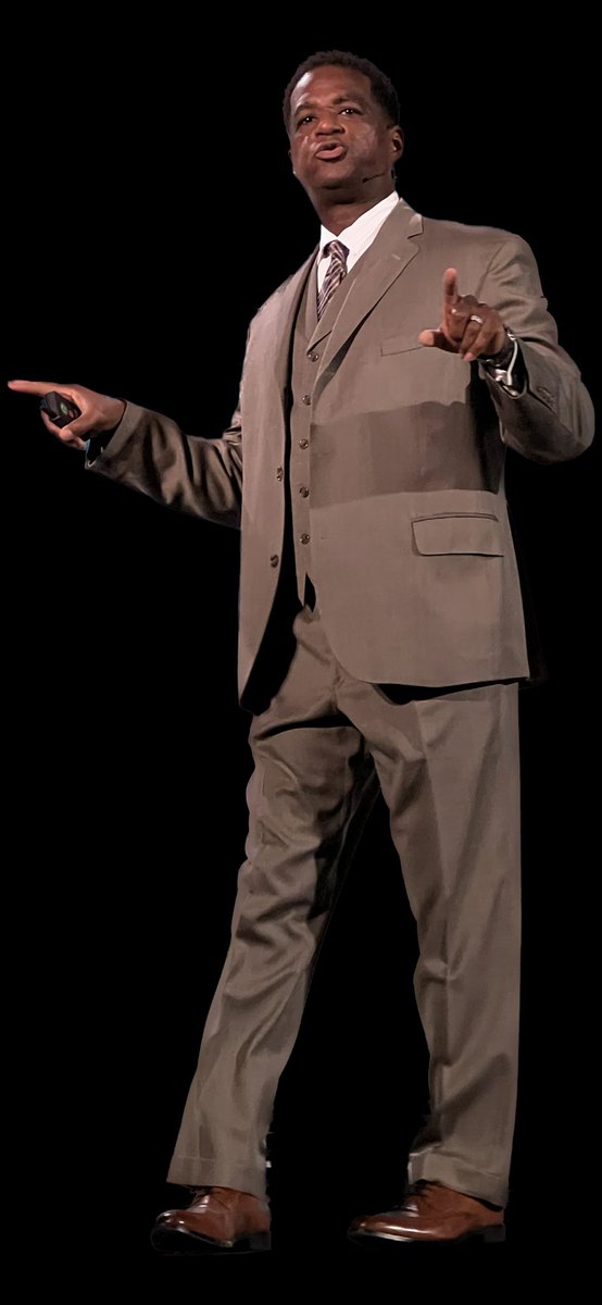 mblackmore51's tweet photo. What an honor it was to be a small part of the Keynote this morning by the legend of @newfrontier21 @SolutionTree @SolutionTreeIA #PLCRight #atplc https://t.co/tVroLvZWLI