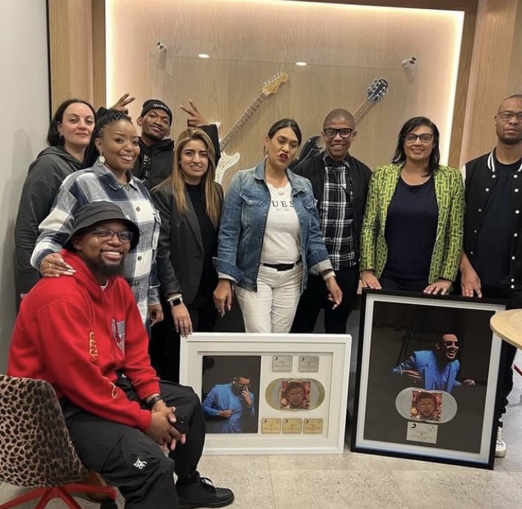 nuewav's tweet photo. AKAโs MASS COUNTRY MAKES HISTORY! ๐
Congratulations to @akaworldwide for being awarded multiple plaques for #MassCountry. ๐
- Lemons ๐ = 4x Platinum ๐ฟ
- Company = 2x Platinum ๐ฟ
- Paradise, Mbuzi & Dangerous = Gold ๐
A huge one for the #Megacy ๐๐พ๐ฅ.
#RaptureHub https://t.co/lFoUHhIiHt