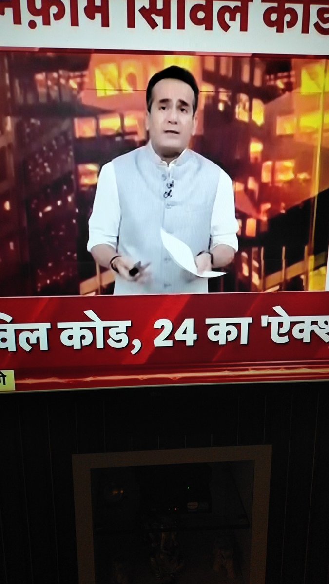 J reporter hai ja Dalal hai j Ek hi party ka sab ko pata hai @NewsIndiaTweets