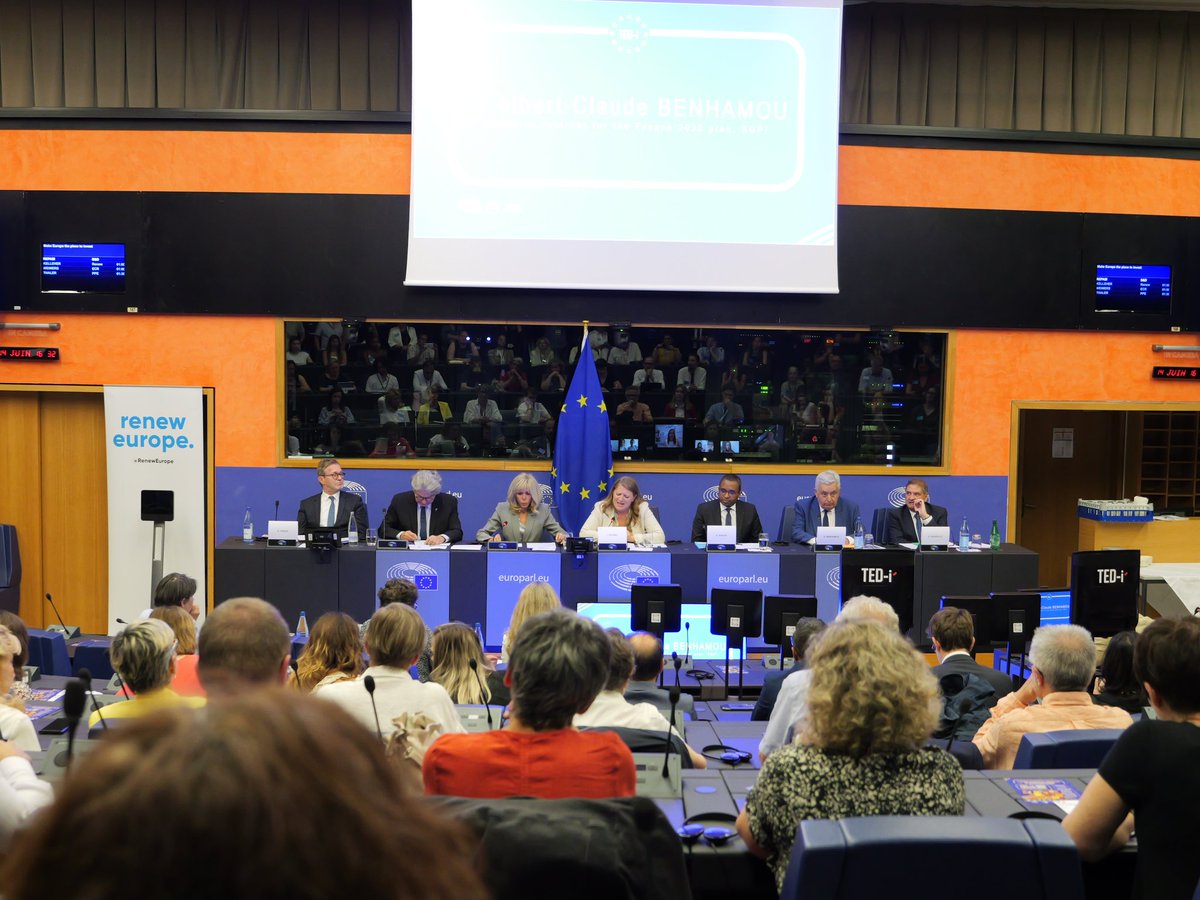acstrasbourg's tweet photo. Présentation du projet TED-i Europe au Parlement avec #BrigitteMacron @PapNdiaye et la communauté éducative @acstrasbourg : des robots de téléprésence destinés aux élèves empêchés par des maladies graves et de longue durée pour travailler ensemble à distance et en interaction. https://t.co/JGVPVC9R4t