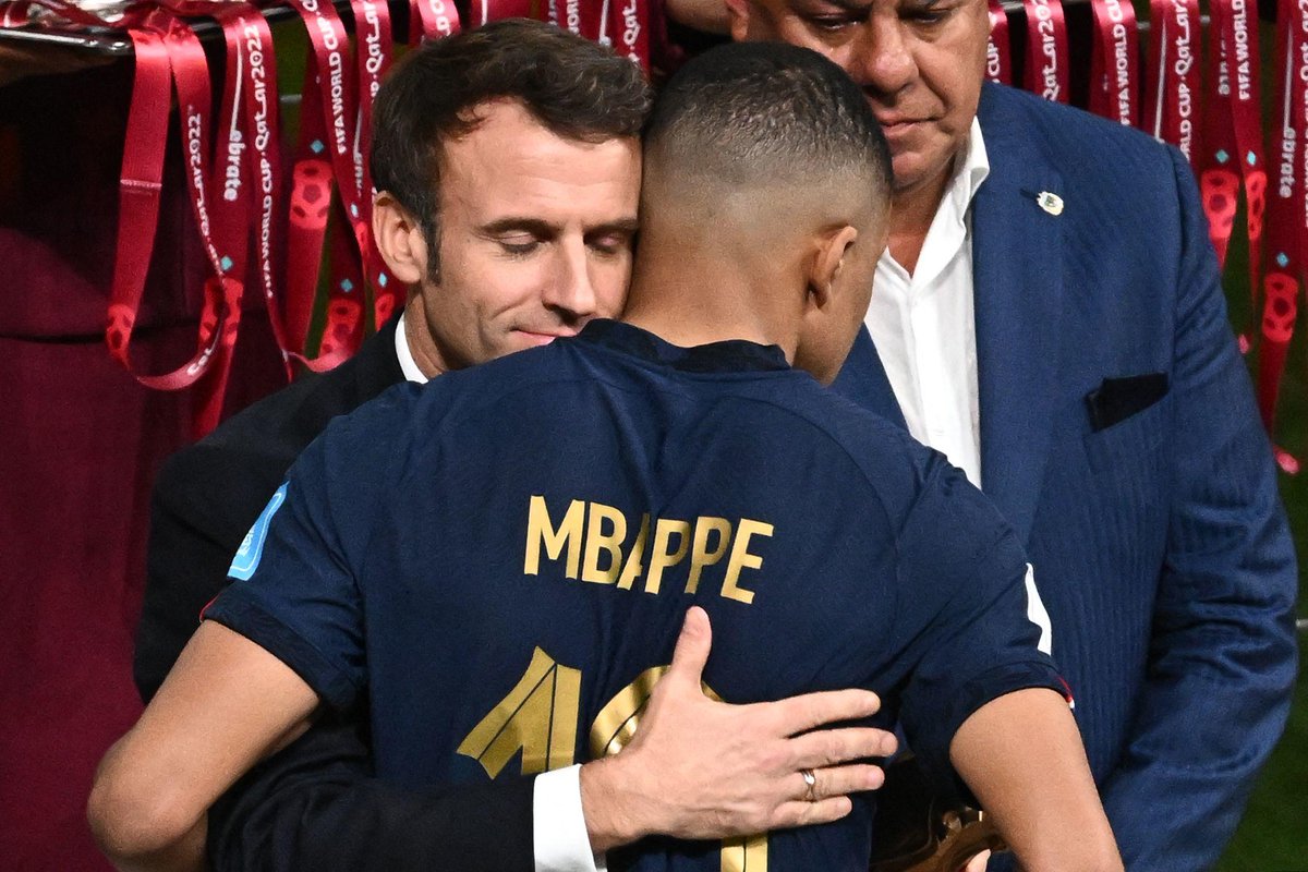 🇫🇷 FLASH - Emmanuel #Macron assure qu'il 'va essayer de pousser' pour que Kylian Mbappé reste au PSG. (BFMTV)