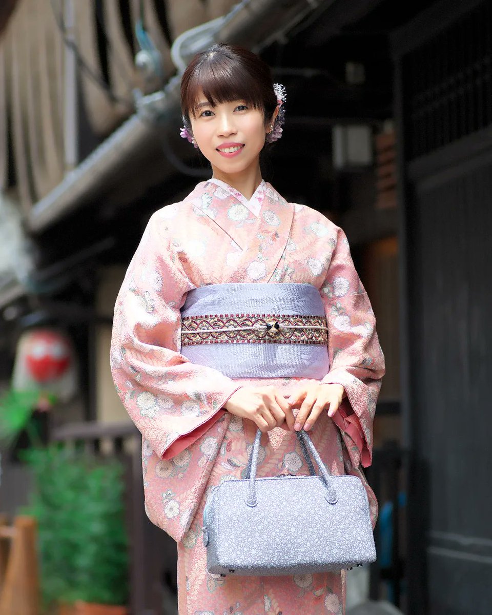 京都の祇園界隈での撮影です📸
かわいいモデルさんで、撮影開始後数目のお気に入りのポートレートです。
背景はレトロ着物似合う町並みです。

#EOSRP
#Silxypix
#ポートレートモデル募集
#写真好きな人と繋がりたい
#相互無償