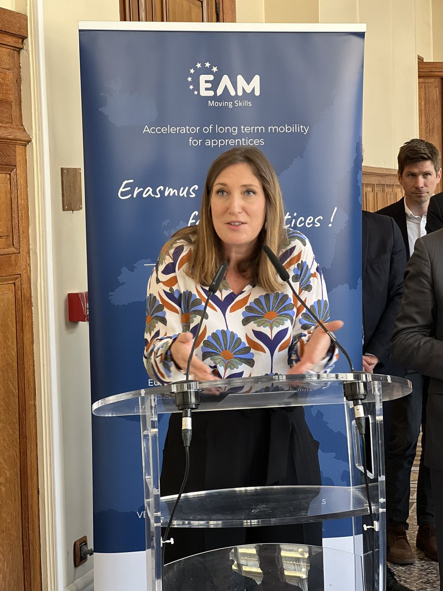ea_mobility's tweet photo. La ministre @CGrandjean_ a renouvelé l’engagement de l’État aux côté d’EAM pour 3 ans. Elle a félicité les 50 référents mobilité #Mona présents à la cérémonie. @JeanArthuis et @NellyFesseau ont aussi manifesté leur volonté de renforcer la coopération entre EAM et @ErasmusplusFR https://t.co/9O2LtC4u3z