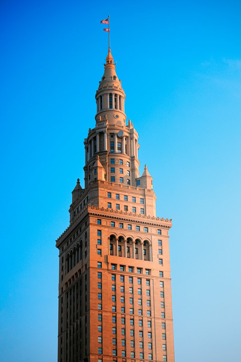 Tower City bathed in warm, sunset light.

#thisiscle #cleveland #streetphotography #canon #r5 #85mm