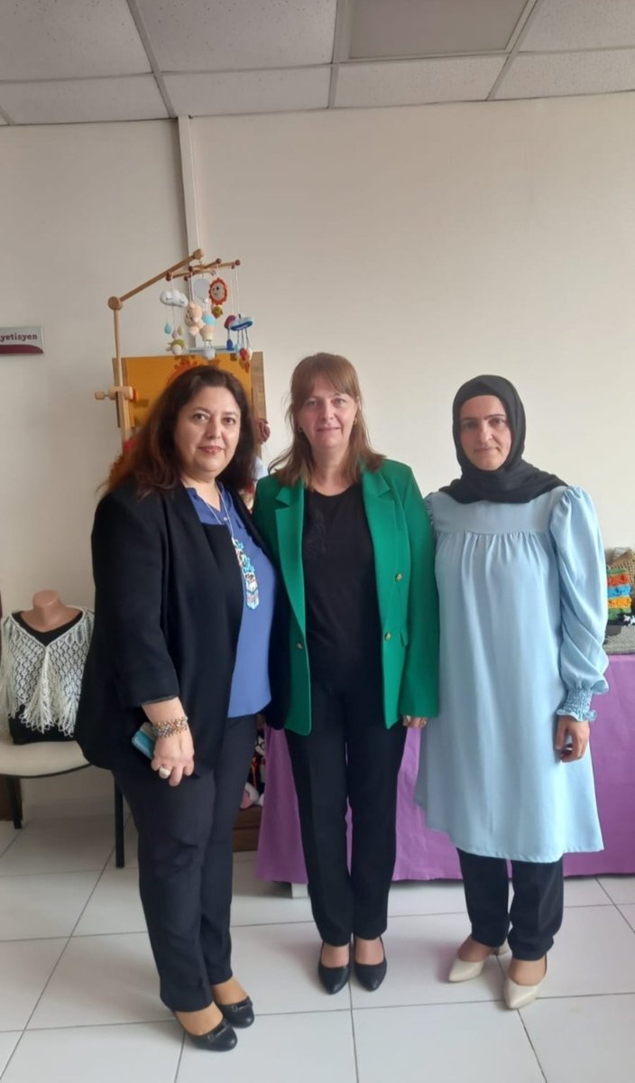 Hayat Boyu Öğrenme Haftası kapsamında Nermin Erbakan Hanımlar Lokali'nde açılan  sergileri  ziyaret ettik.Misafirperverlikleri için Müdürümüz Nesrin CAYMAZ ÜNER'e ve emeği geçen bütün hocalarımıza teşekkürler. @kubrayigitba <a href="/AfyonValiligi/">T.C. Afyonkarahisar Valiliği</a>  @afyonhem03 <a href="/memduhkus/">Memduh Kuş</a> <a href="/afyonkulturevi/">Afyonkarahisar Kadın Kültür Evleri</a>