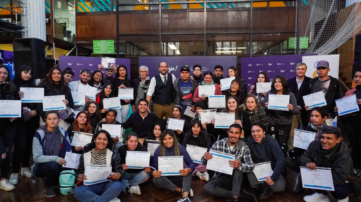INEFOPoficial's tweet photo. INJU Avanza: participamos en entrega de certificados por capacitaciones a jóvenes en situación de vulnerabilidad, al acto asistieron directores de INEFOP.
¡Felicitaciones! 👏

Más info 👉 https://t.co/64idVMF0b3

#INEFOP @midesuy @FTMovistarUy @inju_uy https://t.co/3j02kLI4dA