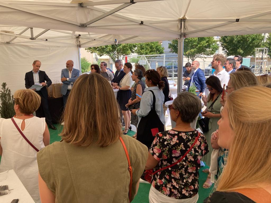 Kaufman & Broad (@kaufmanetbroad) on Twitter photo 📣#CÉRÉMONIE | Aux côtés de <a href="/sullyimmobilier/">Sully Immobilier</a> et <a href="/epasenart/">Epa Sénart</a>, K&B est fier d'avoir planté le premier arbre de la résidence ECHO à <a href="/Stpdp_maville/">Ville de Saint Pierre du Perray</a> <a href="/CDEssonne/">Département de l'Essonne</a> 🌳 Nous sommes fiers d'accompagner la mairie dans la construction de #logements de qualité dans la #ville ! 🤝 #batircestagir 📣#CÉRÉMONIE | Aux côtés de <a href="/sullyimmobilier/">Sully Immobilier</a> et <a href="/epasenart/">Epa Sénart</a>, K&B est fier d'avoir planté le premier arbre de la résidence ECHO à <a href="/Stpdp_maville/">Ville de Saint Pierre du Perray</a> <a href="/CDEssonne/">Département de l'Essonne</a> 🌳 Nous sommes fiers d'accompagner la mairie dans la construction de #logements de qualité dans la #ville ! 🤝 #batircestagir