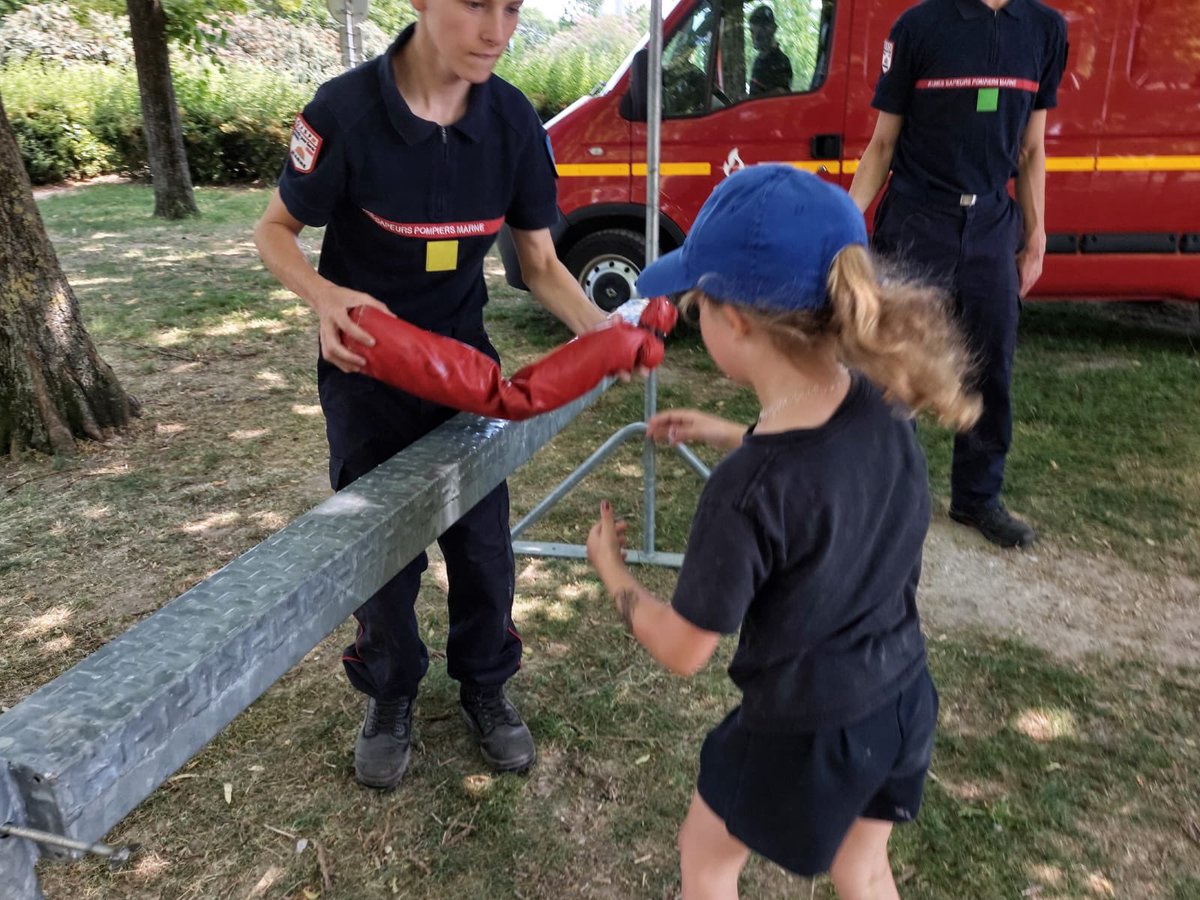 SDIS51's tweet photo. Les jeunes sapeurs-pompiers (JSP) de Fismes et de Reims étaient présents, ce jour, au Reims Urban Nature, au Parc Léo Lagrange, pour accompagner une centaine de personnes et plus particulièrement les enfants sur le parcours sportif des #sapeurspompiers 💪 https://t.co/ZQrV31Df2O