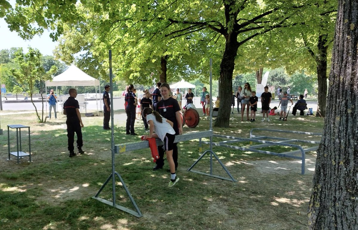 SDIS51's tweet photo. Les jeunes sapeurs-pompiers (JSP) de Fismes et de Reims étaient présents, ce jour, au Reims Urban Nature, au Parc Léo Lagrange, pour accompagner une centaine de personnes et plus particulièrement les enfants sur le parcours sportif des #sapeurspompiers 💪 https://t.co/ZQrV31Df2O