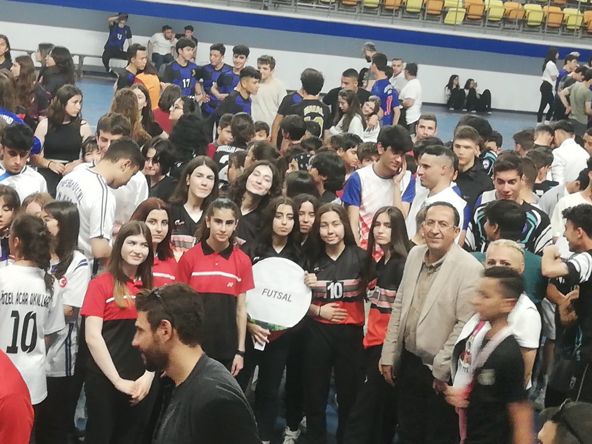 YENİMAHALLE İLÇE SPOR MÜSABAKALARINDA OKUL KIZ FUTSAL TAKIMIMIZ İLÇE BİRİNCİLİĞİ KUPA VE MADALYALARINI ALDILAR. OKUL KIZ MASA TENİSİ TAKIMIMZ İLÇE ÜÇÜNCSÜ ve OKUL ERKEK DART TAKIMMIZ  İLÇE ÜÇÜNCÜSÜ OLDULAR.ÖĞRENCİ  ÖĞRETMENLERİMİZE TEŞEKKÜR  TEBRİKLERİMİZLE @tcmeb @Yusuf__Tekin