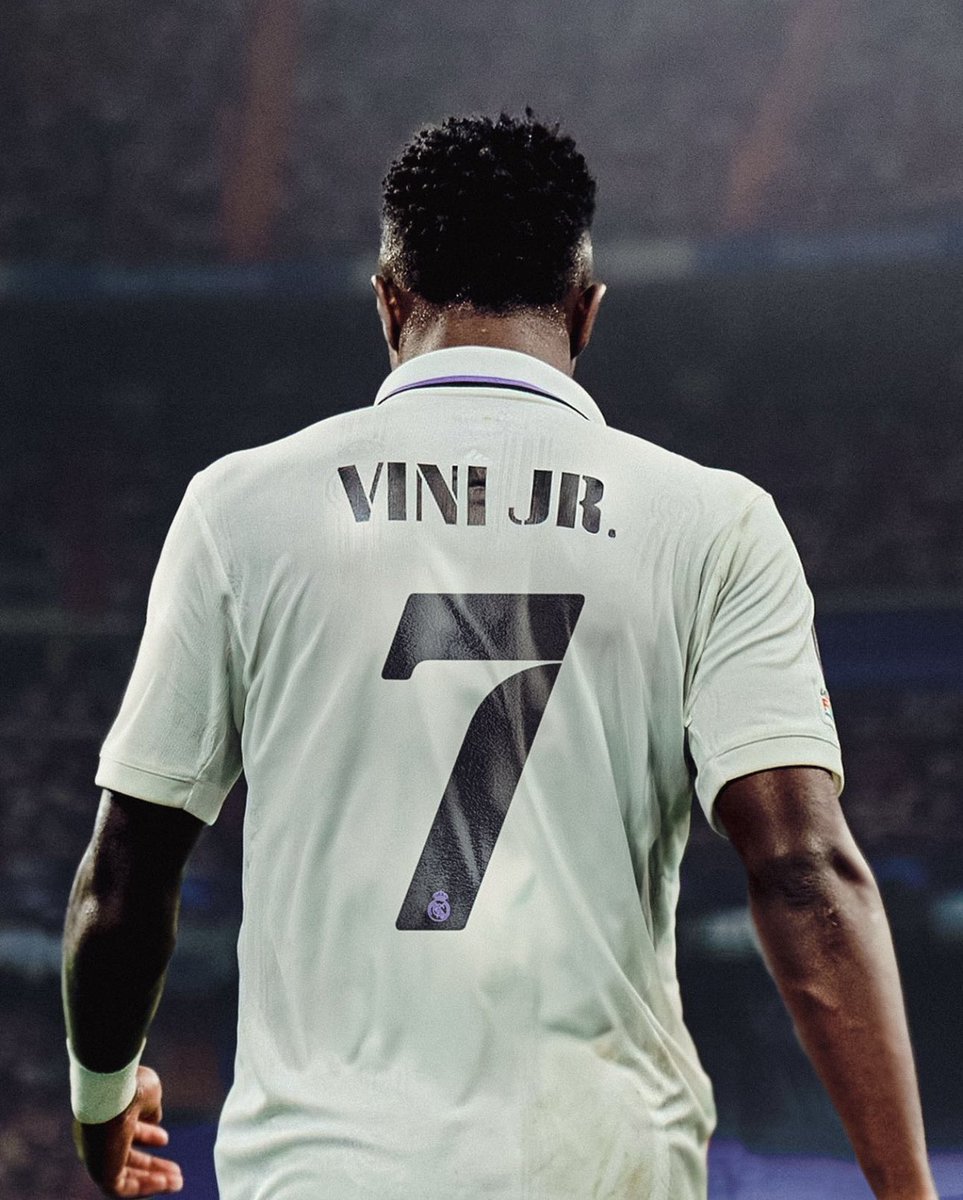 Eu sei que quando isso aqui da camisa 7 pro Vini Jr aconteceu essa semana todo mundo fez ligação com o Cristiano Ronaldo e tal…

Mas percebam que isso é muito mais brabo ainda. Esse é o número de camisa mais importante do Real Madrid, que na Europa é visto como o clube mais