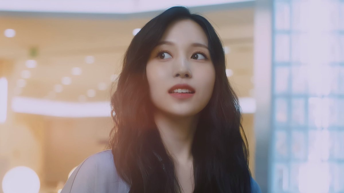 oncetwicebrasil's tweet photo. No teaser de "Marshmallow", temos: 

- #MOMO como interna em um escritório;
- #SANA como influencer em um SPA;
- #MINA como funcionária de meio período numa loja de cosméticos! 

MARSHMALLOW MV TEASER
#MISAMO_MASHMALLOW_TEASER
#MARSHMALLOW
@JYPETWICE_JAPAN https://t.co/yx1cb4dpWD