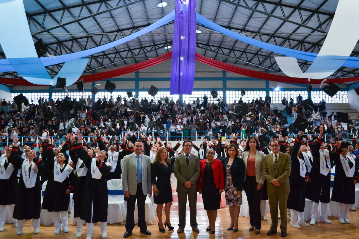 Nos sentimos felices porque hemos cumplido uno de nuestros objetivos, entregar a la sociedad enfermeros y enfermeras que cuidarán la salud de nuestras familias,una profesión eminentemente humanista y social,en la que van a dar vida y alegría a otras personas con amor y principios