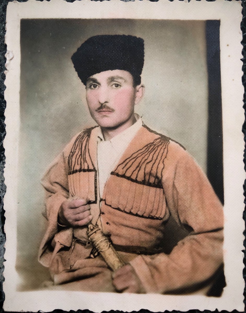 latifebeyani's tweet image. Eski pasaportumu ararken, rahmetli dedemin fotoğrafını buldum. Takmış kamayı da beline. Real #Circassian 💚 Hey yavrum heyy