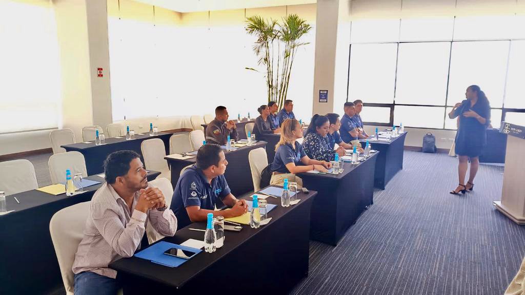 MinInteriorEc's tweet photo. AHORA | En #Guayaquil, se desarrolla el entrenamiento sobre Perfilamiento Basado en Inteligencia, dentro del Programa @AIRCOP_UNODC. En la capacitación participa @MinInteriorEc, #MigraciónEc, @SENAE_Aduana, @AIRCOP_ROPAN y  @PoliciaEcuador. https://t.co/KUKQV24wO2