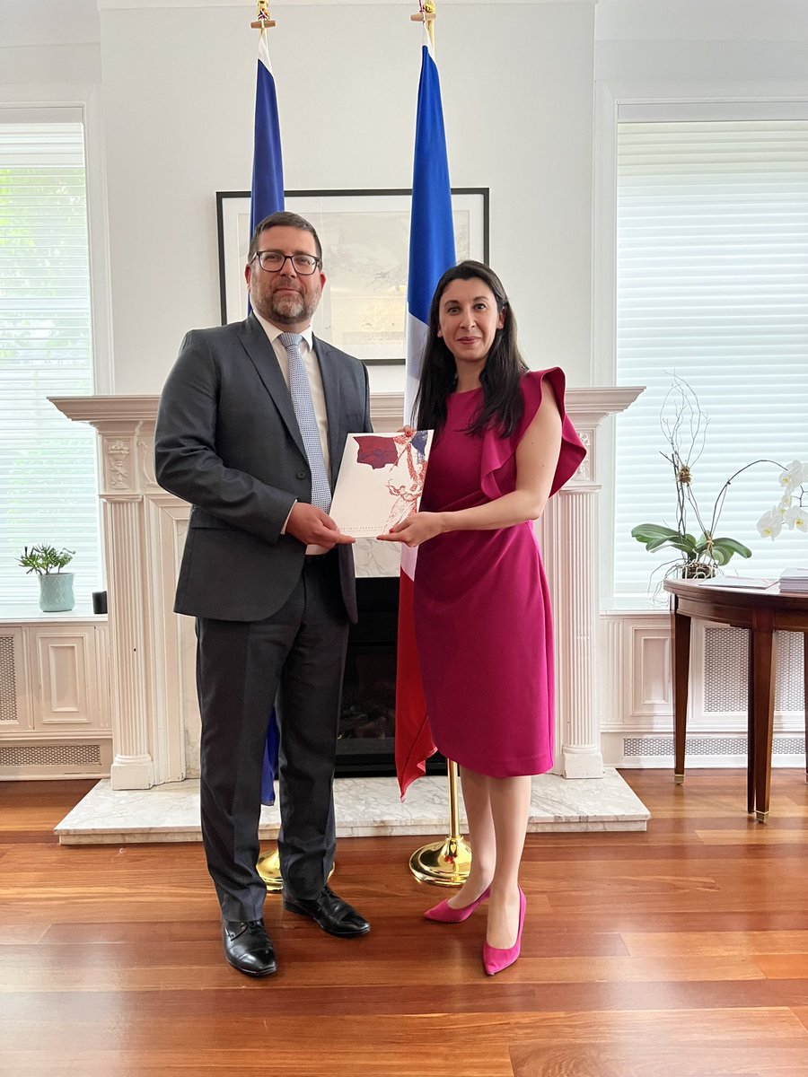 Un moment de grande joie alors que j’intègre la grande famille française. Merci aux membres consulaires de <a href="/FranceaMontreal/">La France à Montréal 🇫🇷🇪🇺</a> et à la Consule générale <a href="/Sophie_Lagoutte/">Sophie Lagoutte 🇫🇷</a> pour une cérémonie sobre, accueillante, émouvante et digne des valeurs de la République. #fierdetrefrancais