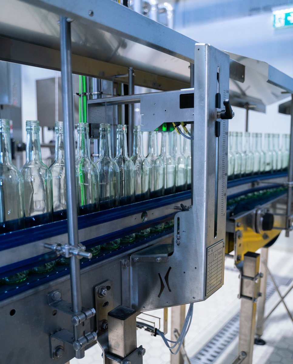 KronesAG's tweet photo. Whether it be material damage or contamination: nothing can hide from the #Linatronic. 🕵️With its inspection modules it sees through each container &amp; only lets fault-free items pass through. Nothing remains undetected! 🔎 #GermanBlingBling #Krones #KronesAG https://t.co/KJfRjKVMCy