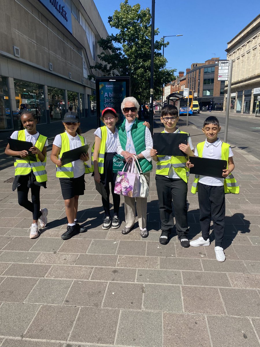 childrensuni's tweet photo. Children from @CollingwoodP_S are enjoying questioning the public all about Hull as part of their Ambassadors of Hull Experience. They met a lady who was 94 who was evacuated when she was the same age as them!
#AmbassadorsofHull https://t.co/kDXFocaYbH