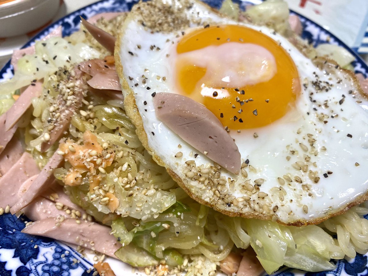 明日夕方ジジィがショートステイから帰ってくるので、最後の晩餐。
塩ラーメンを焼きそばにした。
デザートは賞味期限切れの夕張メロンゼリー https://t.co/JJkY3p33zW