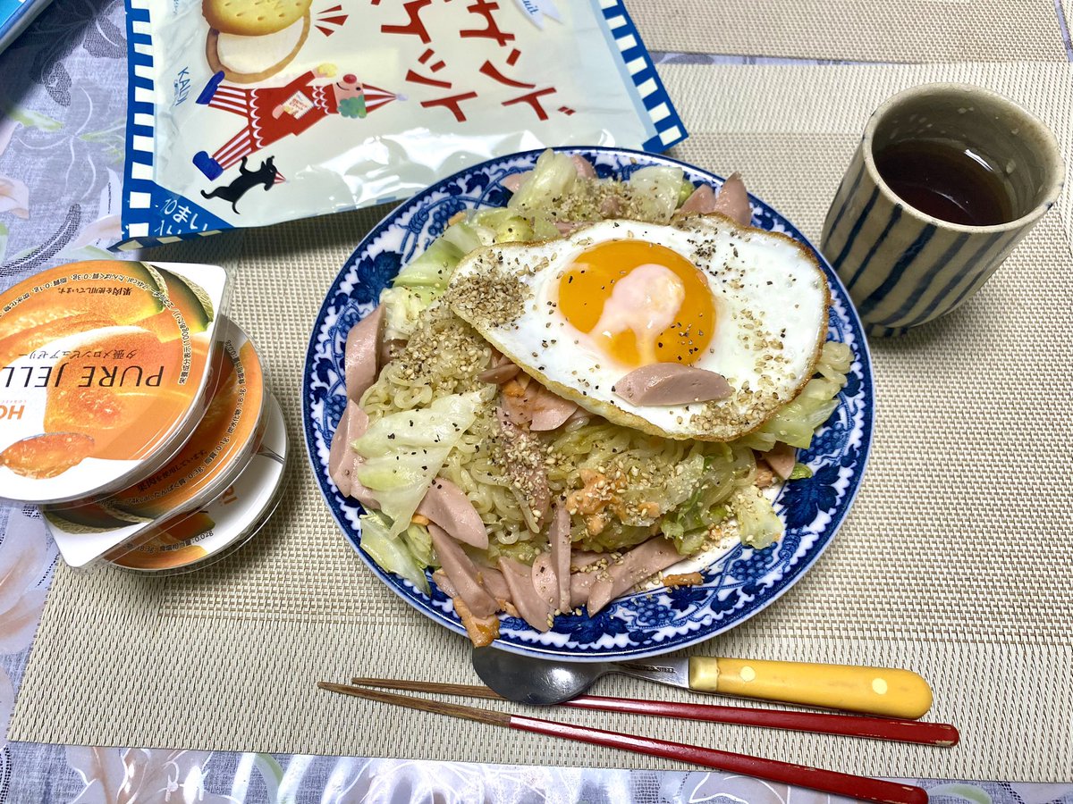 明日夕方ジジィがショートステイから帰ってくるので、最後の晩餐。
塩ラーメンを焼きそばにした。
デザートは賞味期限切れの夕張メロンゼリー https://t.co/JJkY3p33zW
