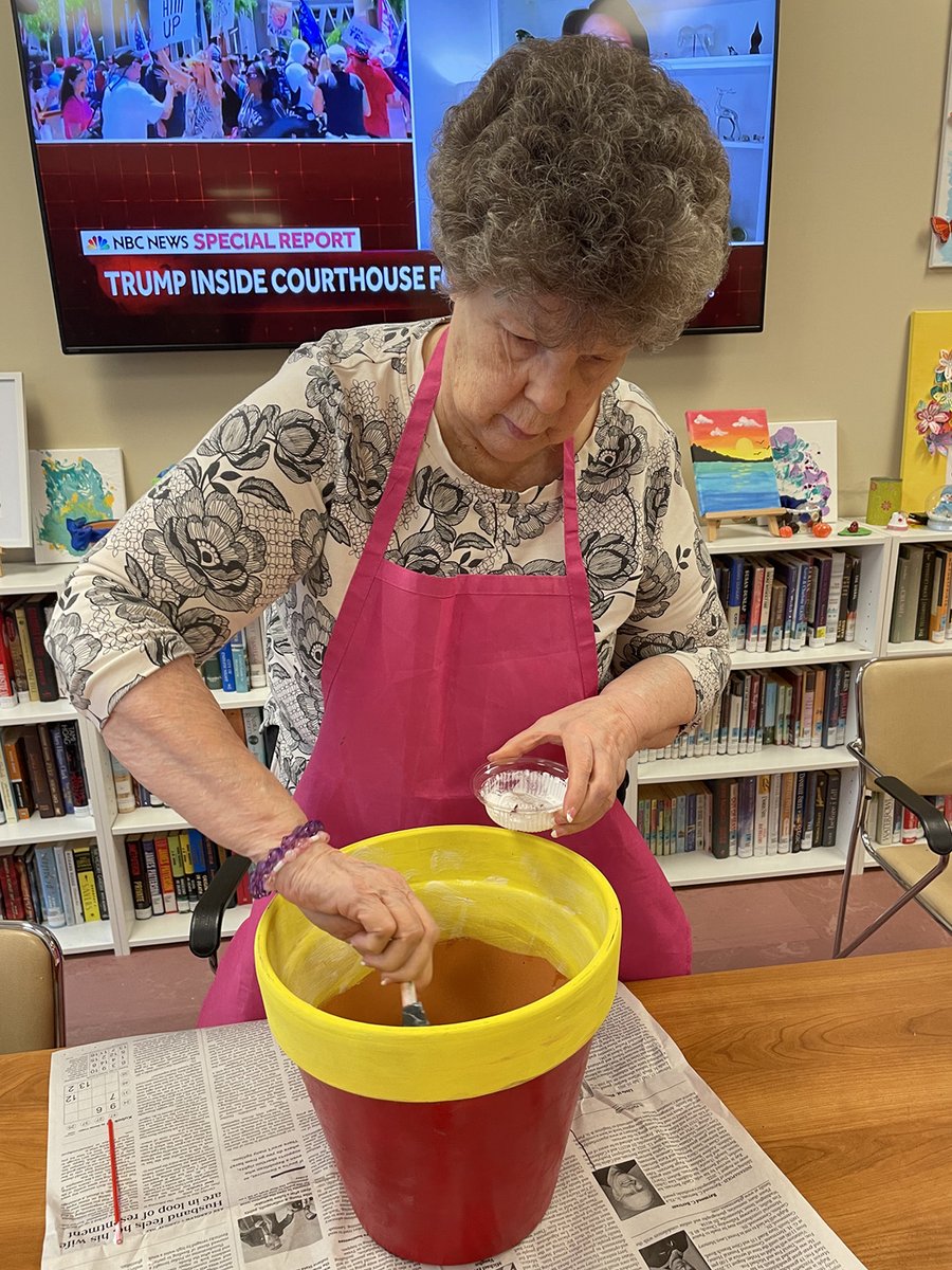 Carmel_WB's tweet photo. We are putting the finishing touches on our campus in color garden pieces. Creating a watering spot for our butterfly garden. #campusincolor #trilogyliving https://t.co/IfvyDZfkO3
