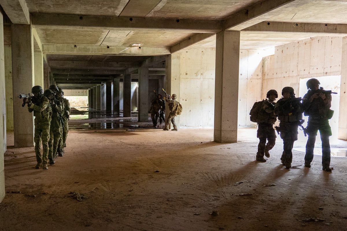 DLIAI_Officiel's tweet photo. L’Académie des Forces Armées ivoirienne a organisé son exercice annuel rassemblant 1 000 militaires et impliquant des scénarios tactiques en partenariat avec les FFCI. 

À la fin de l'exercice, des kits scolaires ont été remis à l’école de Zambakro par les militaires 🇨🇮 et 🇫🇷. https://t.co/eAjlfBKWWx