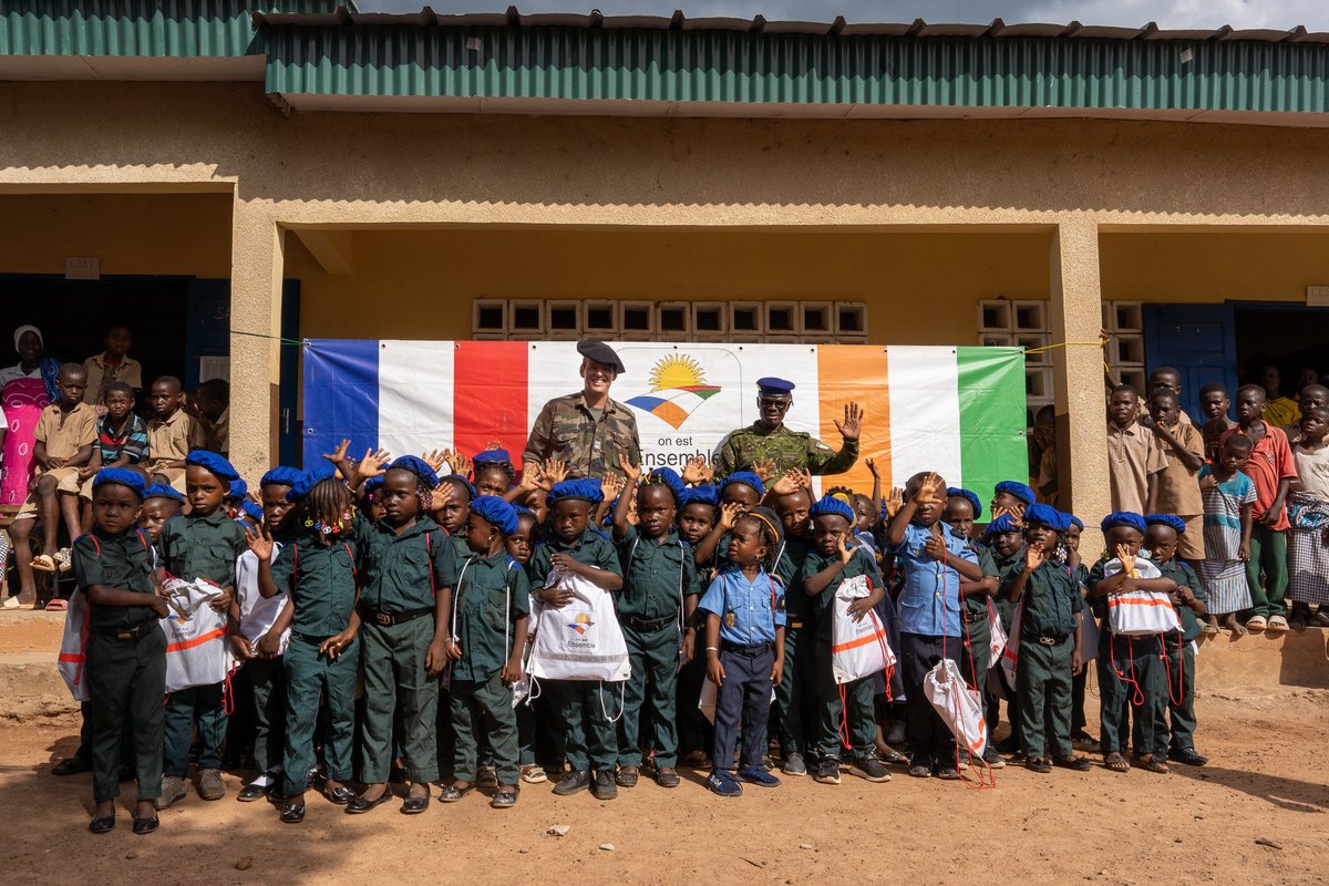 DLIAI_Officiel's tweet photo. L’Académie des Forces Armées ivoirienne a organisé son exercice annuel rassemblant 1 000 militaires et impliquant des scénarios tactiques en partenariat avec les FFCI. 

À la fin de l'exercice, des kits scolaires ont été remis à l’école de Zambakro par les militaires 🇨🇮 et 🇫🇷. https://t.co/eAjlfBKWWx