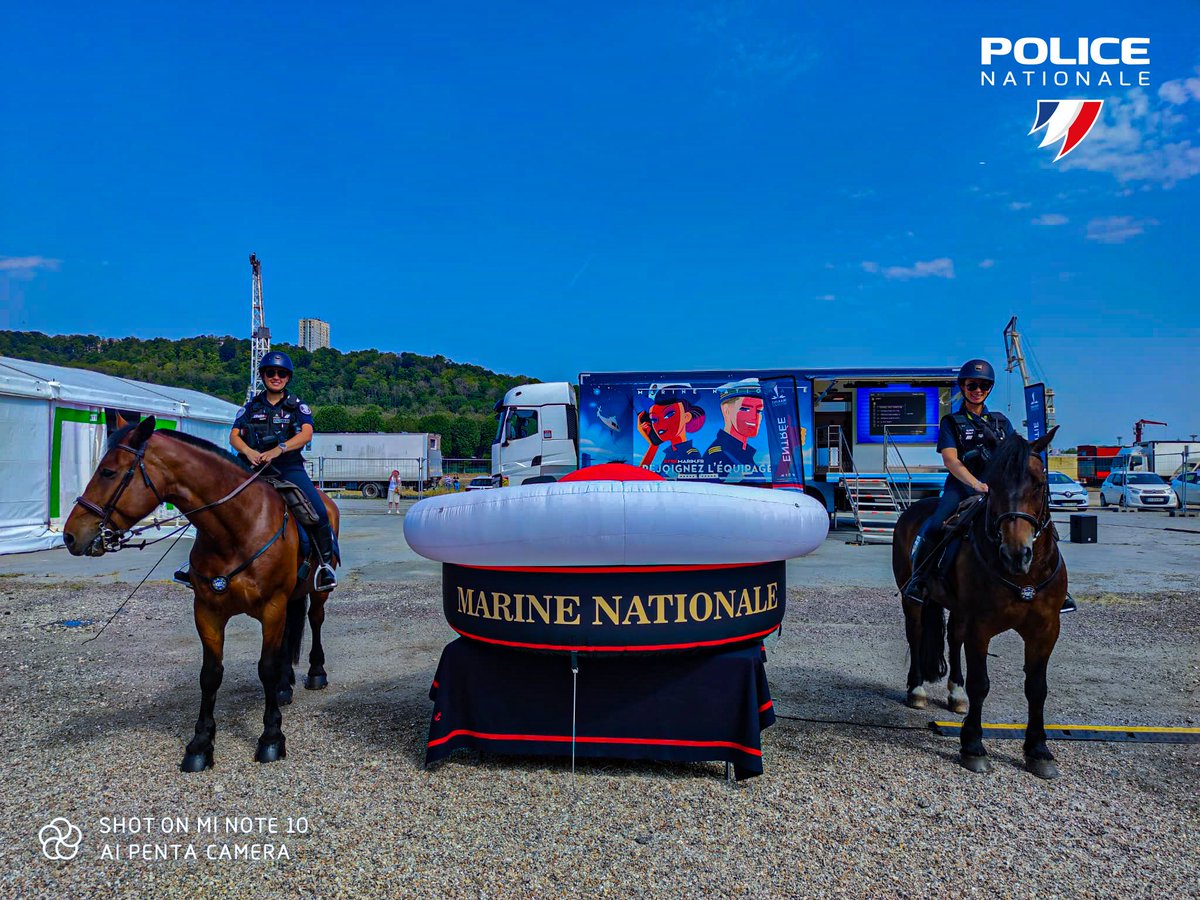 #IlsSontPoliciers | La brigade équestre,  de la @PoliceNationale  de #Essonne, se trouve à l' @ArmadaRouen, en sécurisation  sur les quais du port de @Rouen.