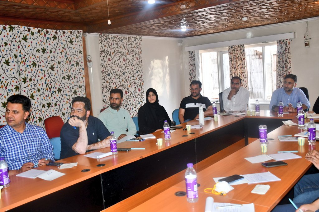 JK_NRLM's tweet photo. Five day workshop on the formation &amp; functioning of Producer Groups &amp; Business Plan Development under  Farm Livelihood theme was organised by the Mission.
A team of experts from BASICS (Technical support of DAY- NRLM)imparted training to JKRLM staff. @OfficeOfLGJandK @indukanwal https://t.co/uqkebZkeTb