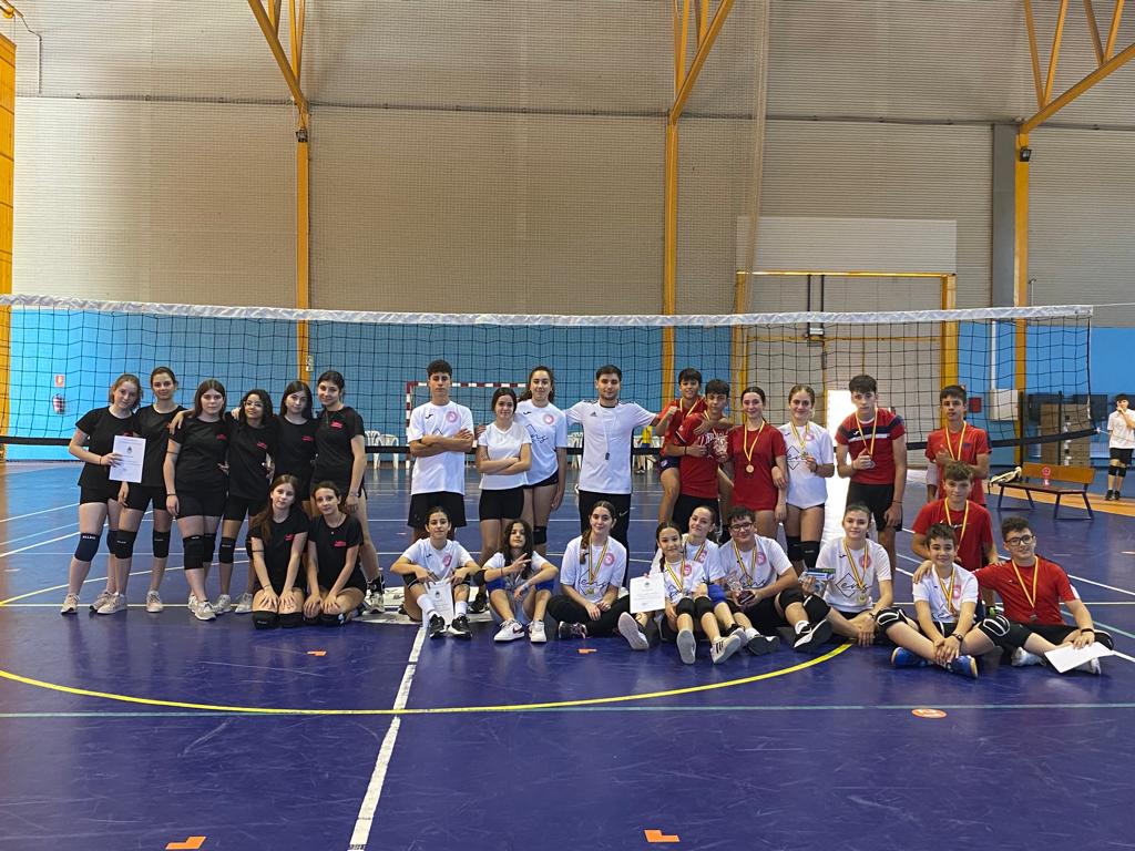 Éxito de participación en el primer Torneo ‘Vóley Loja’, con una quincena de equipos de seis escuelas de voleibol. Organizado por <a href="/lojadeportes/">Área de Deportes Loja</a> y el entrenador de la Escuela de Voleibol de Loja, Dónovan Pérez, ha puesto colofón a la temporada
elcortodigital.es/noticia/exito-…