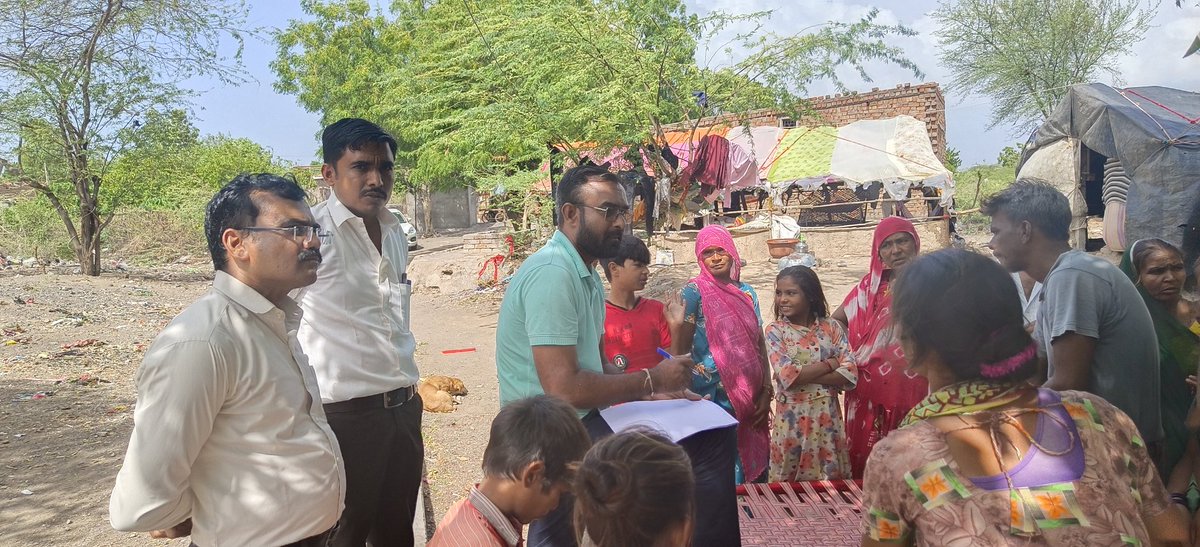 બીપોરજોય વાવાઝોડા અંગે રાણપુર ગામના જૂપડ પટી માં રેહતા લોકોને સલામત સ્થળે ખસી જવા. તેમજ સાવચેત રહેવા માહિત ગાર કરવામાં આવી. <a href="/DDOBOTAD/">District Panchayat office Botad</a> <a href="/Collectorbotad/">Collector & DM Botad</a> @mahitibotad @TDORANPUR <a href="/apbhatt_2270/">mam-ranpur</a> <a href="/bjp_ranpur/">ભારતીય જનતા પાર્ટી રાણપુર (ગ્રામ્ય)</a>