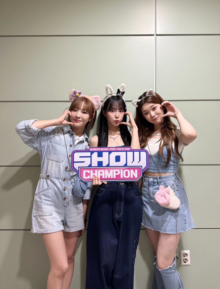 showchampion1's tweet photo. 오늘의 쇼챔일기 📖

오늘은 #달나츠 랑 행복과 즐거움이 가득한
#쇼챔피언 놀이공원에 놀러갔다 🎡💗

달나츠랑 롤러코스터도 타고🎢
회전목마두 타고 🎠 솜사탕도 먹꾸 🍭
오늘도 행복한 쇼요일이어따 - ̗̀( ˶'ᵕ'˶) ̖́- https://t.co/2ueNKMK1s7