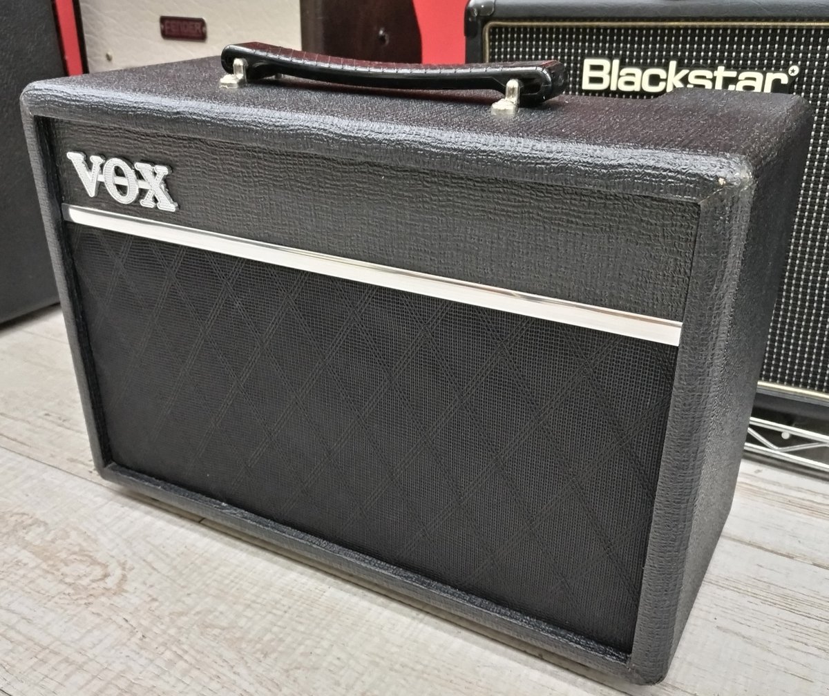 1484_shinjuku's tweet photo. 【1階中古アンプNEWS】
#VOX #Pathfinder10 の限定カラーモデルが中古入荷!!
Silver/Blackの2トーンカラーがかっこいいですね。
入門アンプの超ロングセラーモデル、中古入荷しても数日で販売済みになっておりますので、この機会にぜひ!!
https://t.co/5DZ1LkAAgg https://t.co/OlU7twsmNY
